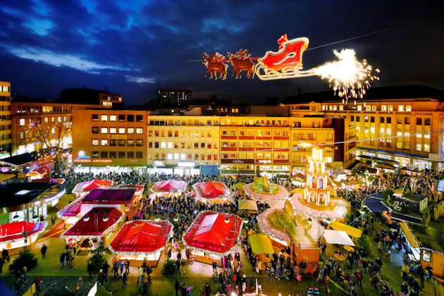 Der Fliegende Weihnachtsmann wird auch 2018 die Attraktion auf dem Bochumer Weihnachtsmarkt sein.