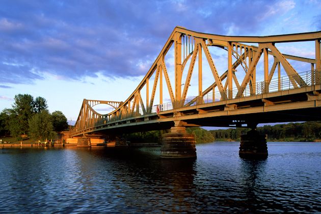 Die Glienicker Brücke ist ebenfalls beliebter Ausgangspunkt für Touren durch Potsdam.