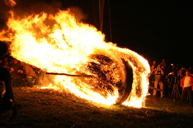 Am Ostersonntag (16.04.2017) kann man wieder das Abstoßen eines brennenden Rads beim Osterräderlauf in Lügde erleben.