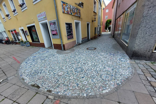 Blick ins Porzellangässchen Selb mit seinen 55.000 farbigen Porzellanfliesen.