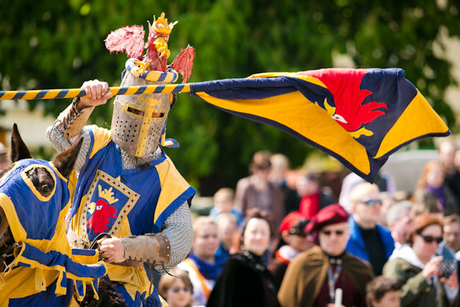 Hoch zu Ross und furchtlos: Ritter sorgen beim 19. Oster-Ritterfest auf der Zitadelle Spandau für atemberaubende Turnierszenen.