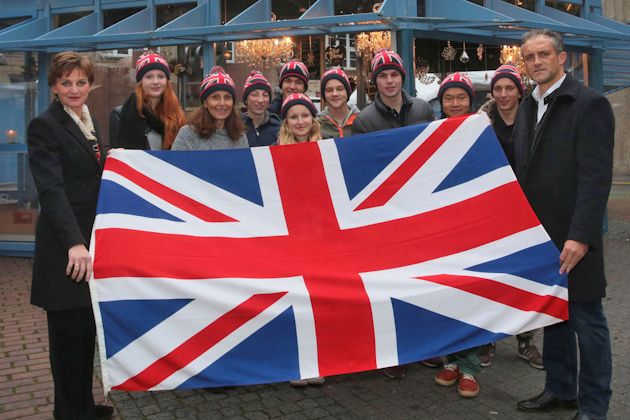 DMT-Geschäftsführerin Dr. Eva-Maria Illigen-Günther (links) mit den Jugendchor Solisten der Städtischen Clara-Schumann-Musikschule im Union Jack-Outfit sowie Rob Knoedl, ausgewiesener Experte und Kenner des britischen Reisemarktes.