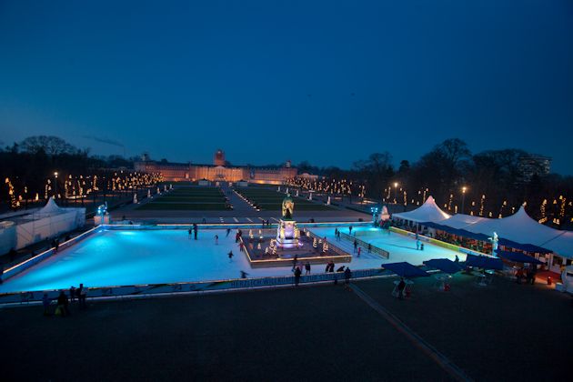 Die Stadtwerke Eiszeit auf dem Schlossplatz in Karlsruhe. Nur noch bis zum 01.02.2015 geöffnet.