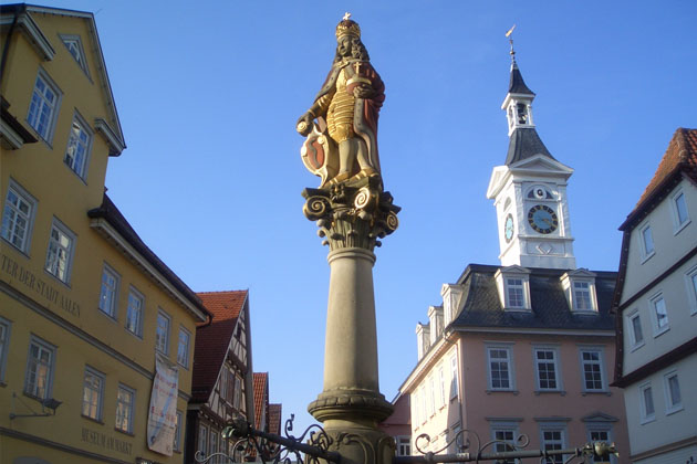 Die Statue von Kaiser Joseph I. am Marktbrunnen in Aalen