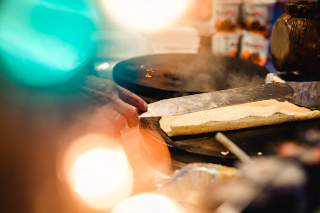 Auch kulinarisch hat die Osterkirmes Bochum von herzhaften Snacks bis zu süßen Leckereien wie Crêpes einiges zu bieten.