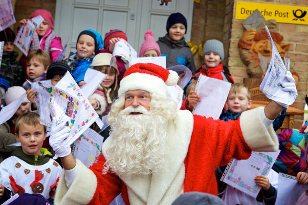 Weihnachtsmann mit Kindern in Himmelpfort