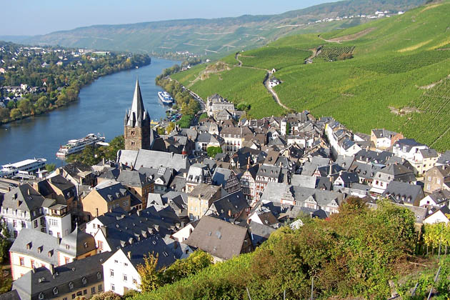 Blick auf die Stadt Bernkastel-Kues mit der Mosel und Weinbergen im Weinbaugebiet Mittelmosel. 