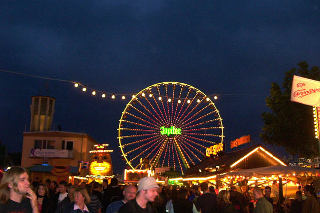 Das weltweit größte Weinfest, der Wurstmarkt in Bad Dürkheim an der Deutschen Weinstraße.