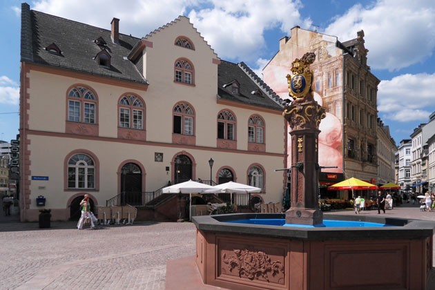 Der Marktbrunnen vor dem Alten Rathaus in Wiesbaden, in dem sich das Wiesbadener Standesamt befindet.