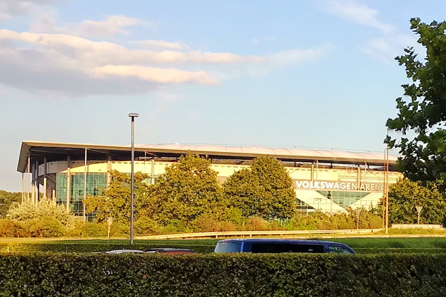 Blick auf die Volkswagen Arena. Das Fußballstadion des VfL Wolfsburg 