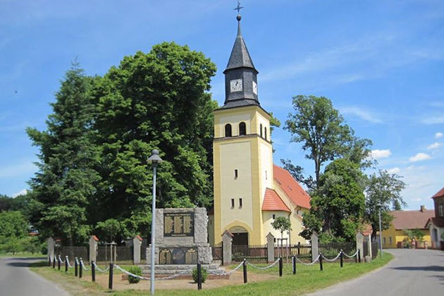 »Wir lassen die Kirche im Dorf!« lautet 2018 das Motto vom Dorffest in Wormlage, einem Ortsteil der Seestadt Großräschen in der Niederlausitz.